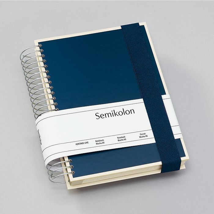 Hochwertiges Spiralnotizbuch Mucho A5 von Semikolon - drei Lineaturen in einem Buch - kariert, liniert und blanko - Marine